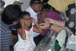 Sarah Tsunami saat mencaoba kaca mata barunya.